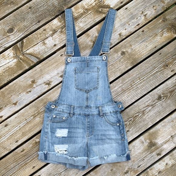 Dollhouse | Juniors' Jean short overalls - Picture 2 of 11